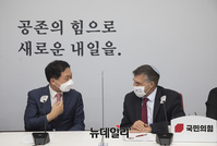 [포토] 환담 나누는 김기현 원내대표와 아키바 토르 이스라엘 대사