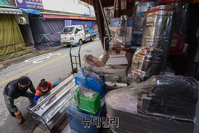 [포토] 코로나 4차 대유행 '산처럼 쌓인 중고 주방물품'