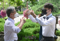 [포토] 넥밴드 선풍기 선물받는 최재형 전 감사원장