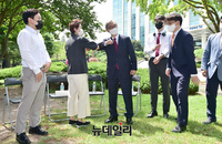 [포토] 국민의힘 대변인단과 인사 나누는 최재형 전 감사원장