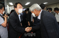 [포토] 대구 서문시장 민생행보 나선 윤석열 전 총장