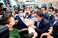 [포토] 서문시장 상인에게 꽃다발 받는 윤석열 