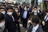 [포토] 대구서문시장 방문, 손들어 화답하는 윤석열