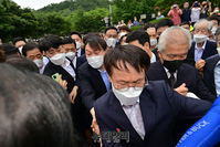 [포토] 2.28기념탑 찾은 윤석열, 험란한 참배길