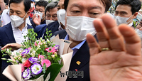 [포토] 서문시장서 꽃다발 받은 윤석열