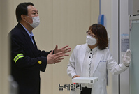 [포토] 대구동산병원 예방접종센터 방문한 윤석열