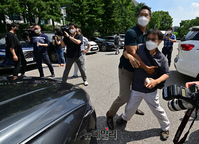 [포토] 허익범 특검 차량 막아선 김경수 지지자