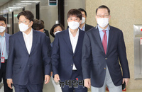 [포토] 중진들과 회의 입장하는 이준석 국민의힘 대표