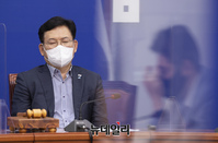 [포토] 눈감고 발언 듣는 송영길 민주당 대표