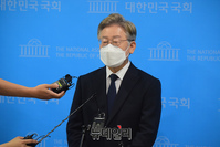 [포토] 기자들의 질문에 답하는 이재명 경기지사