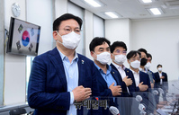 [포토] 국민의례하는 민주당 지도부