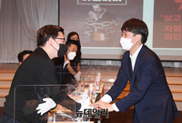 [포토] 중소상공인 현안간담회서 인사 나누는 이준석-김기홍