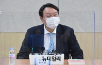 [포토] '코로나19 간호사 격려 간담회' 갖는 윤석열 전 총장