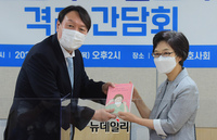 [포토] 악수 나누는 윤석열 전 총장과 박인숙 서울시간호사회 회장