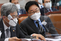 [포토] 대화 나누는 박범계 법무부 장관과 김상환 법원행정처장