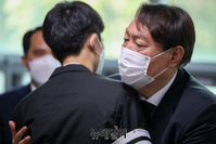 [포토] 천안함 용사 故 정종율 상사 부인 장례식장 찾은 윤석열 