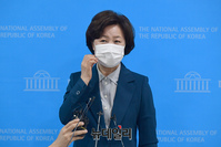 [포토] 기자들의 질문에 답하는 추미애 전 장관