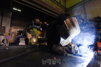 [포토] 폭염과 사투 벌이는 용접공