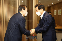 [포토] 오세훈 시장과 악수 나누는 윤석열 전 총장