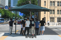 [포토] 폭염 피해 그늘막에 모인 시민들