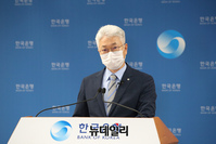 [포토] 2021년 GDP 특징 설명하는 박양수 한은 경제통계국장