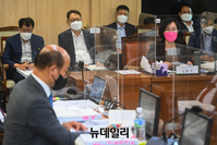 [포토] 인사청문회서 답변하는 김현아 SH 사장 후보자