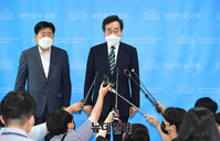 [포토] 기자들의 질문에 답하는 이낙연 전 대표