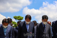 [포토] 부산 민주공원 추념의 장 찾은 윤석열 전 총장