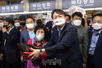 [포토] 부산 자갈치 시장 찾은 윤석열 전 총장