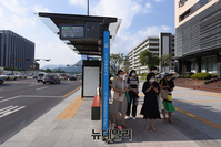 [포토] 태양을 피해 버스 기다리는 시민들