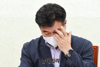 [포토] 생각에 잠겨 있는 윤호중 민주당 원내대표
