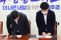 [포토] 인사하는 윤호중·박완주