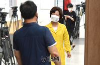 [포토] 소통관 들어서는 추미애 