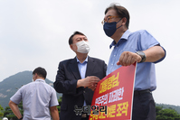 [포토] 1인 시위하는 정진석 만나 악수 나누는 윤석열