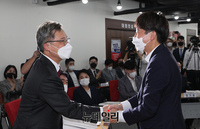 [포토] 인사 나누는 이준석 대표와 최재형 후보