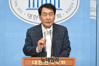 [포토] 소통관 찾은 안상수 전 인천시장