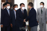 [포토] 윤석열 전 검찰총장과 악수 나누는 권영세 국민의힘 대외협력위원장