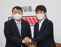 [포토] 인사 나누는 이준석·윤석열