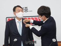 [포토] 국민의힘 당 배지 단 윤석열 전 검찰총장 