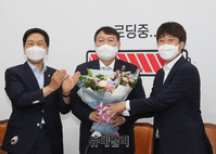 [포토] 꽃다발 받은 윤석열 전 검찰총장