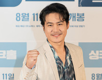 [포토] 배우 김성균 "싱크홀서 만나요"