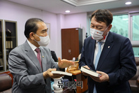 [포토] 국회 의원회관 찾은 윤석열 대선 예비후보