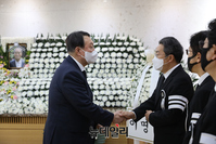 [포토] 故 강신옥 전 의원 빈소 찾은 윤석열 