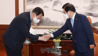 [포토] 악수 나누는 박병석·윤석열 