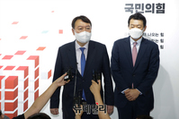 [포토] 취재진 질문 듣는 윤석열