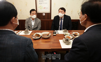 [포토] 국민의힘 재선의원들 만난 윤석열