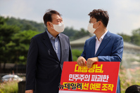 [포토] 文사과 요구, 권성동 1인시위 현장 찾은 윤석열