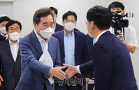 [포토] 인사 나누는 이낙연·박용진