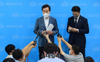 [포토] 기자들의 질문에 답하는 이낙연