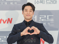 [포토] 더로드 지진희 '젠틀한 하트'